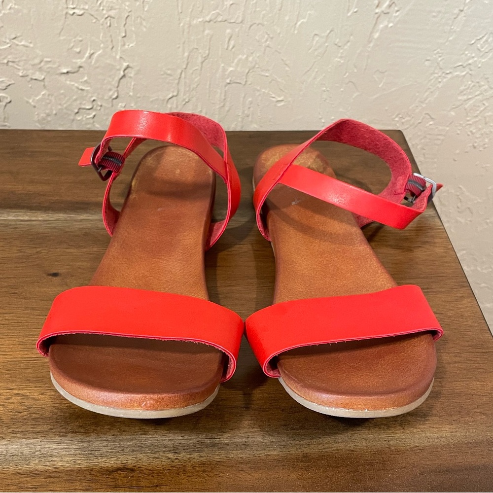 Mia size 11 reddish-orange sandals
